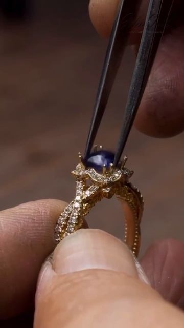 Процесс закрепки бриллиантов в золотую оправу кольца