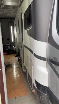 А вы когда-нибудь жили на автодоме в автосервисе