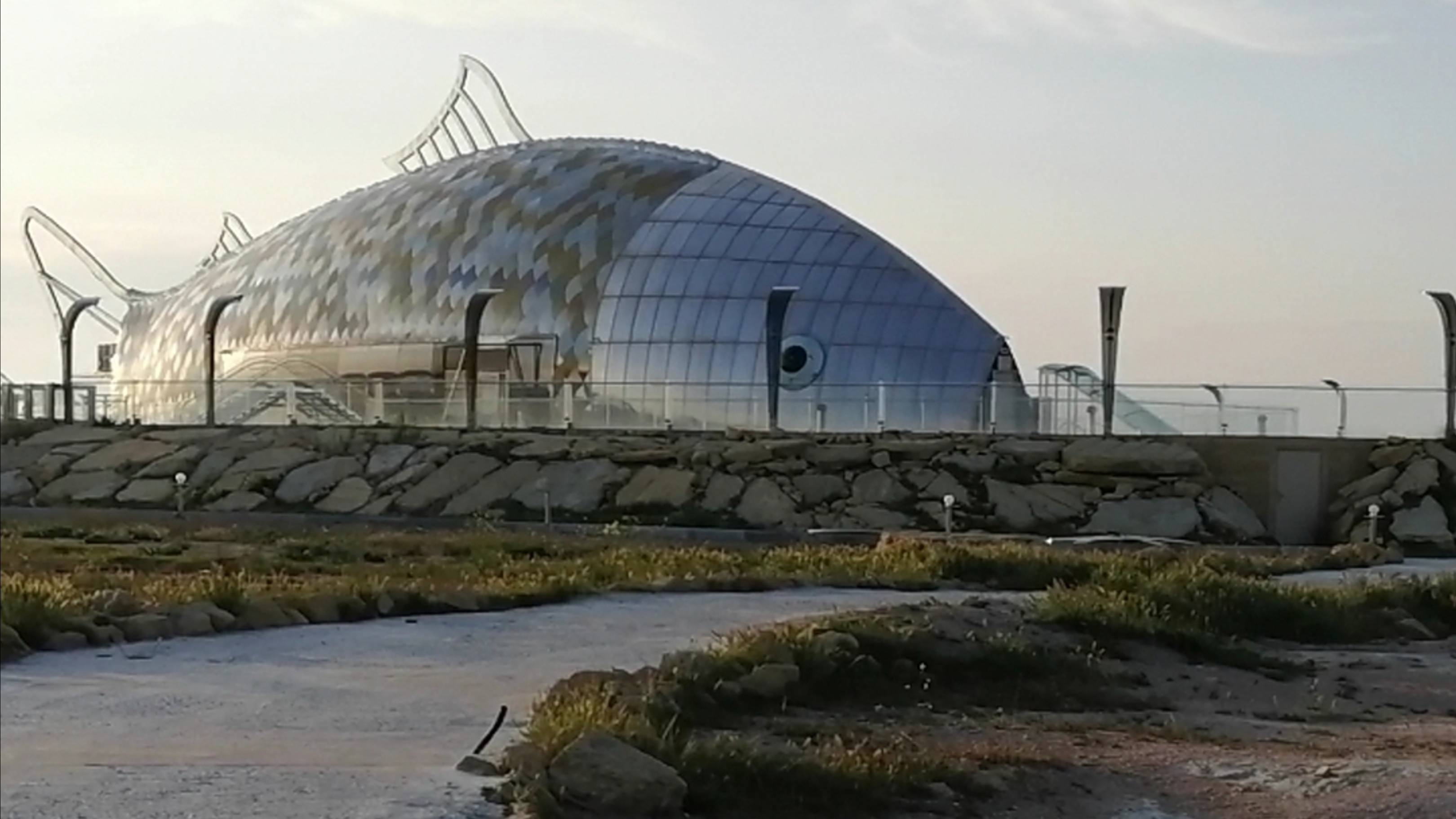 Туристический город Дербент, на берегу каспийского моря построили красивый парк золотая рыбка,