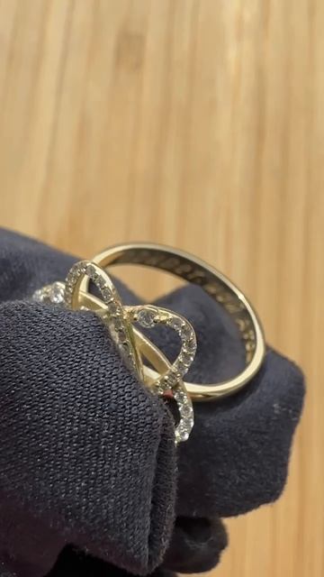 Кольцо и желтого золота с природными бриллианатми и рубином по центру "Атом"