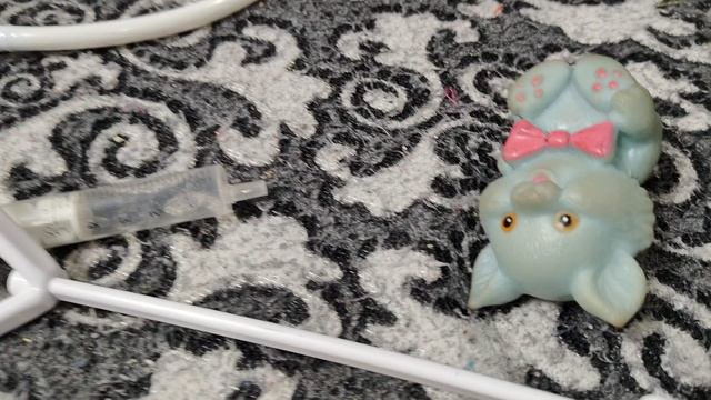 играем в доктора, лечим игрушечного котенка