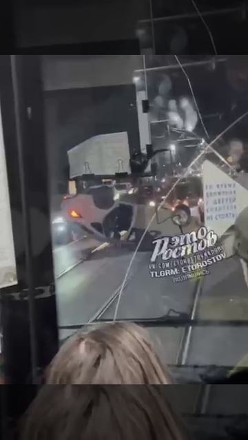 ПЕРЕВЕРНУЛСЯ ОТ УДАРА: очевидцы делятся кадрами ДТП с улицы Станиславского.