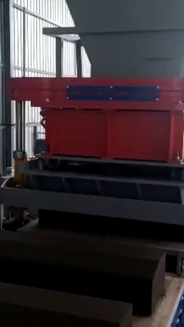 Вибропресс "Рифей-РАМ-1000"прессует дорожный бордюр👍