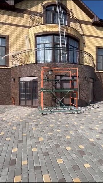 покрываем стену гидрофобом, а цоколь уже покрыли лако?