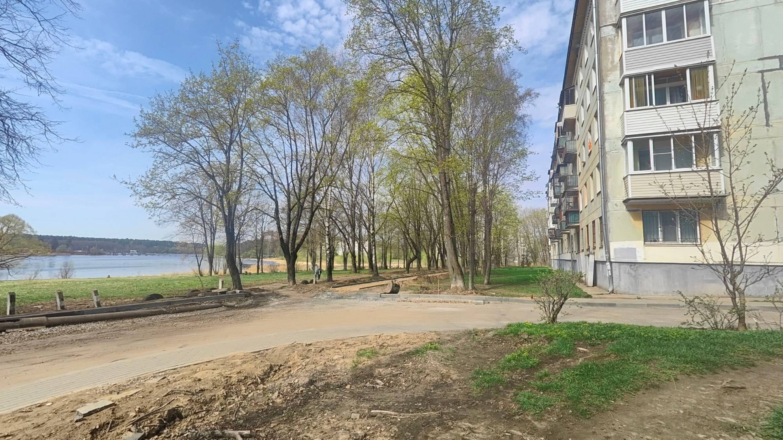 продается квартира в центре Конаково в доме на первой линии притока Волги - недорого и выгодно!