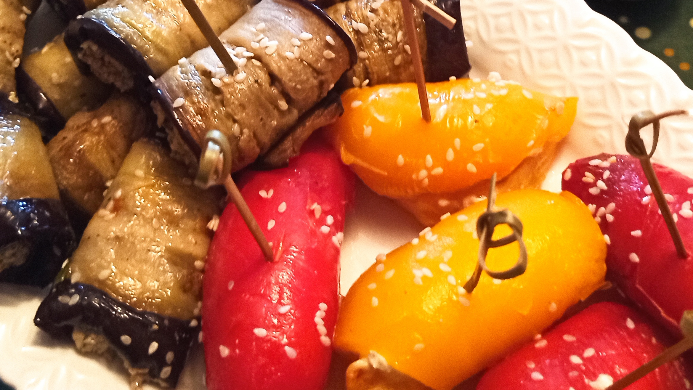 В два раза вкуснее: Рецепт рулетиков из баклажана и сладкого перца.