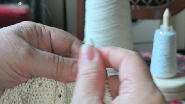 Провязывание изнаночной петли классическим способом, чтобы избежать рядности.