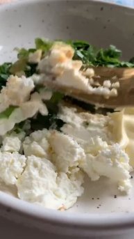 Брускетта с творожным сыром и вялеными томатами