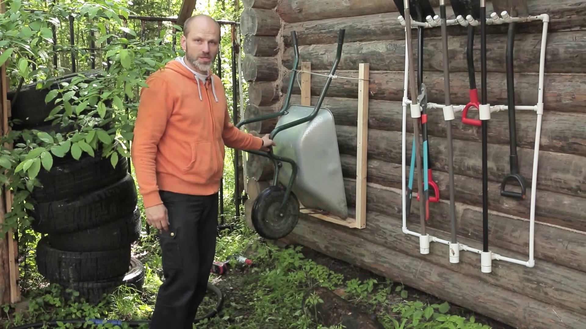 Крепление для хранения садовой тачки