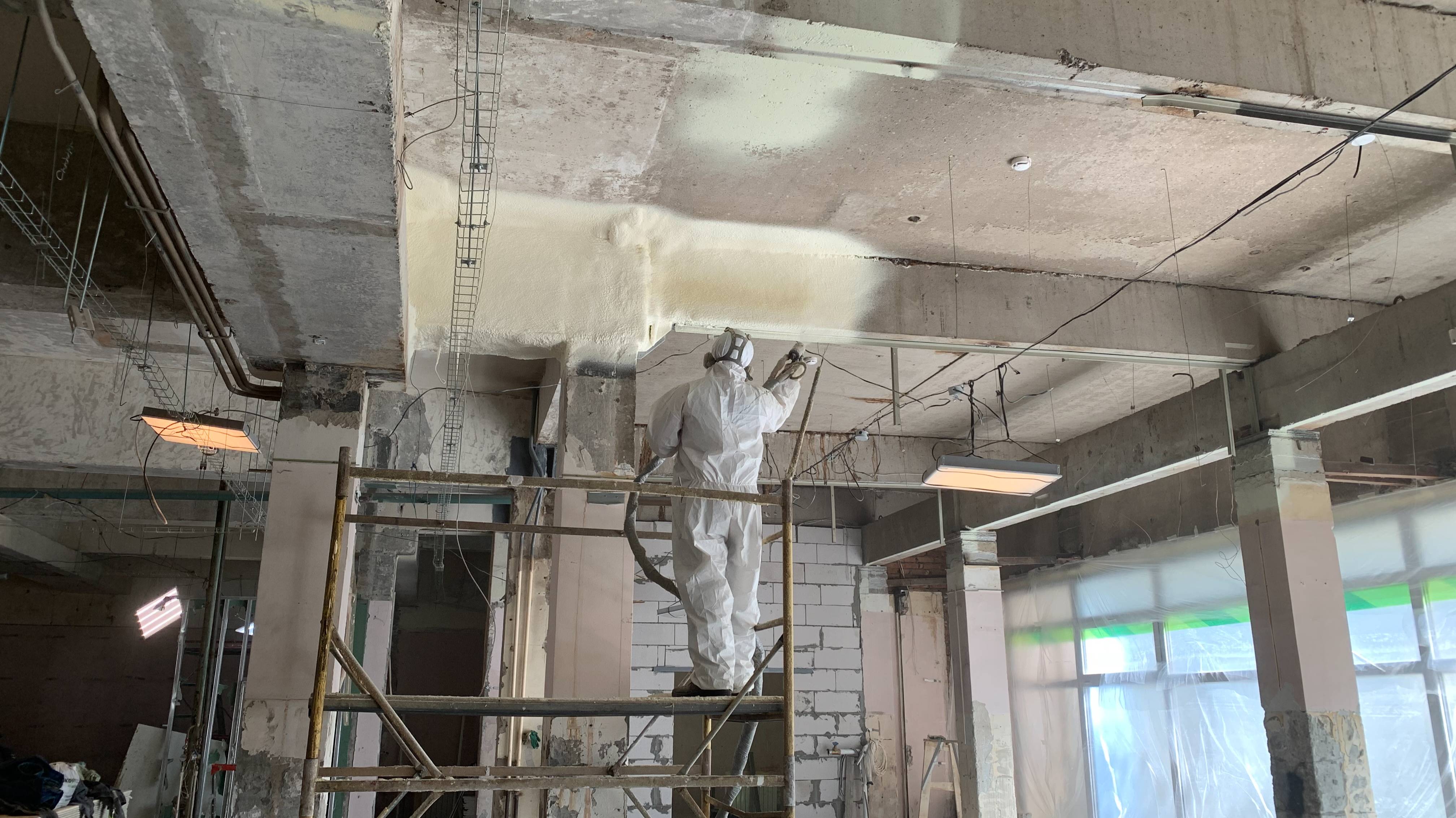 Утепление потолка и герметизация стыков пеной Reverspray