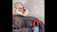 1000023120.mp4 (Собака наблюдает за измерением напряжения для тестирования сопротивления заземления)