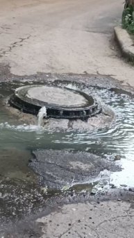 Вот уже целую неделю льется вода из - под земли в районе дворовой территории д. 69А по пр. Дзержинс