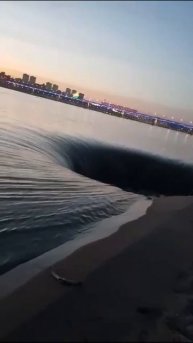 огромная воронка образовалась в Волге в районе города Волгограда