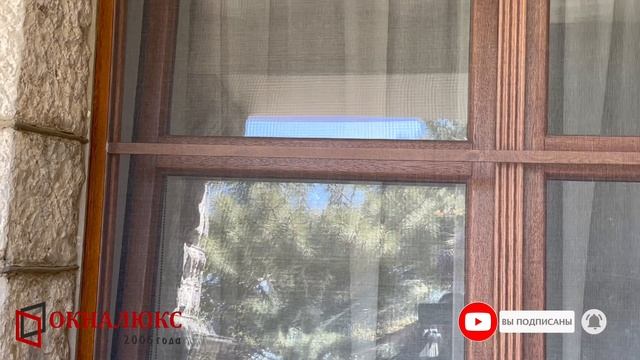 Накладная москитная сетка цвете золотой дуб установленная на окно из евробруса.ОКНАЛЮКС Севастополь