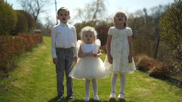 Солнышко весеннее льёт свои лучи - семья Рудаковых