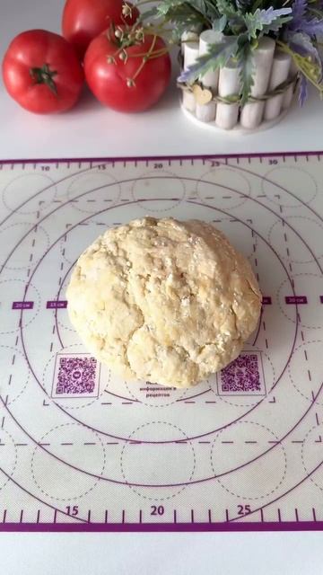 Творожная галета с сыром и помидорами