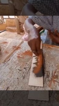 Портрет созданый руками с помощью песка и деревяшки