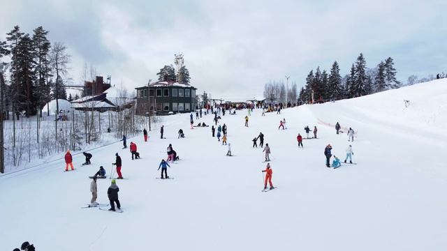 Лыжники на склоне спорт отдых футаж