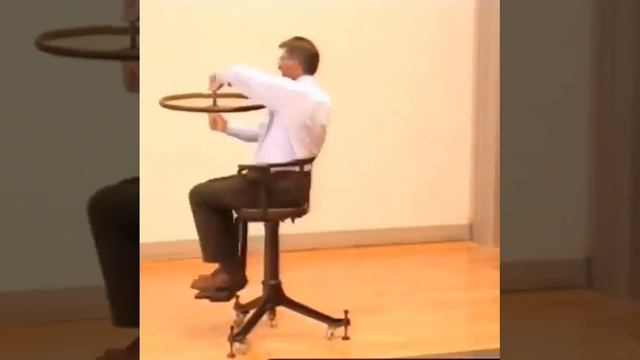 Профессор физики демонстрирует момент импульса