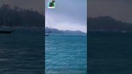 Рыбы взлетели в воздух из-за водяного смерча вблизи острова Гваделупа.