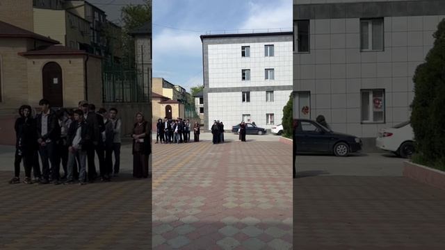 Церемония поднятия государственных флагов РФ и РД