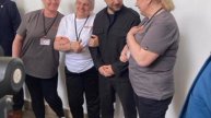 Уборщицы украинки, в чешском парламенте ,уговаривают Зеленского стать уборщиком параш)))