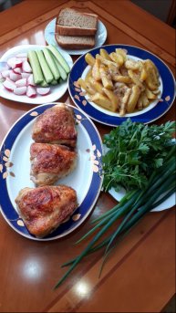 Маринованные куриные бёдра с картофелем и луком запеченные в духовке. Рецепт вкусного ужина.