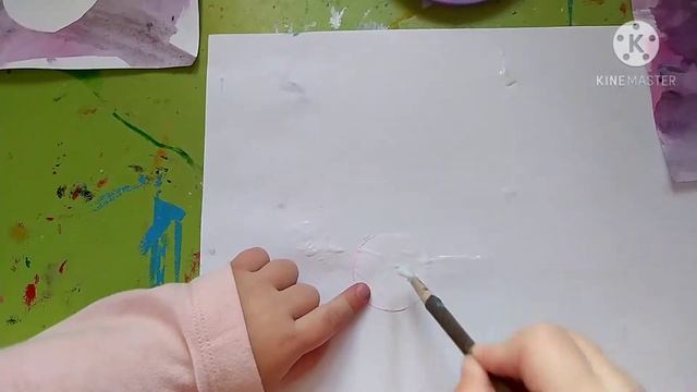 Дети рисуют снеговика и ракету.