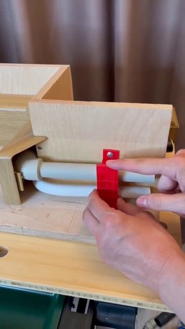 Плинтус внутри, которого можно укладывать пропиленовые трубы отопления.