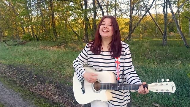 Девочка идёт, улыбается