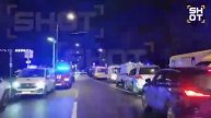 Десятки автомобилей скорой помощи и других служб находятся на подъезде к горящему дому в ЮЗАО