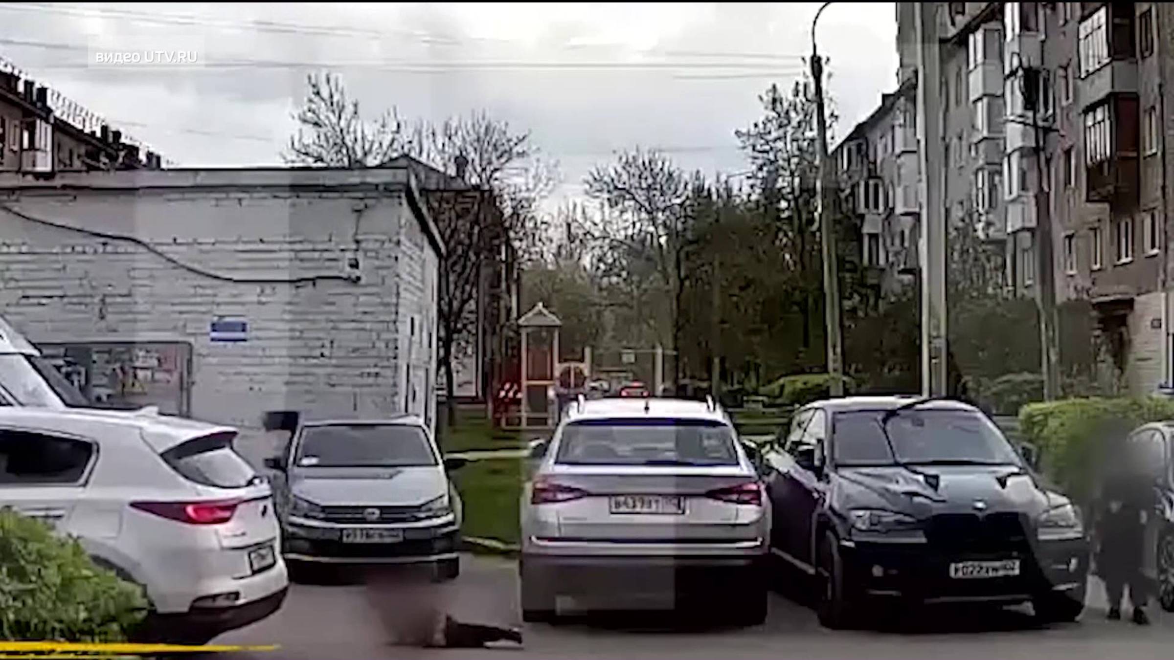 В уфимском дворе мальчик выбежал на дорогу и попал под колеса авто