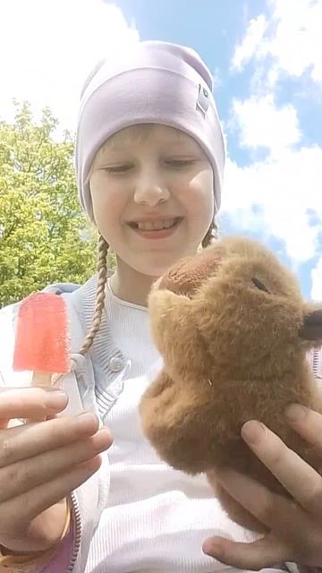 Капибара ест мороженое 🍧🍨🍦