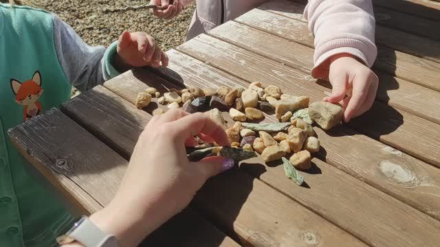 Ищем самоцветы на берегу Урала 😃