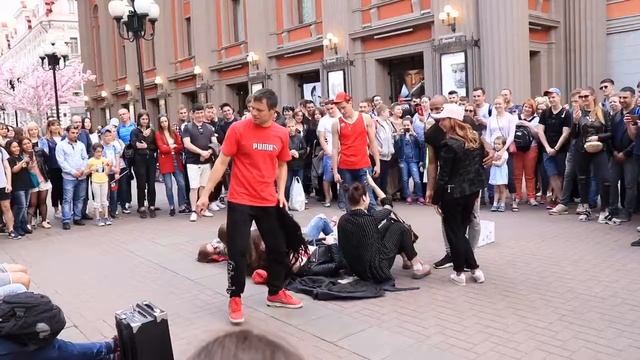 Арбат. Парни жгут !!!