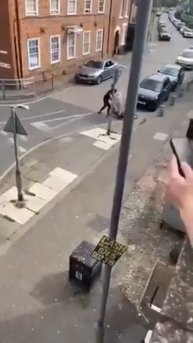 В городе Уолтхэм-Эбби (Великобритания) банда угольков освобождает гражданина Великобритании от бр...