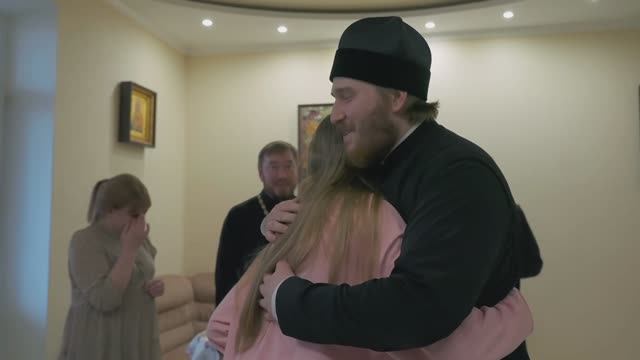 Глава фонда диакон Даниил Булычев вручил подарок дочери священнослужителя из Кирово-Чепецка