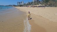 Утром на пляже в Нячанге, гуляем по берегу, прозрачная вода на центральном пляже.