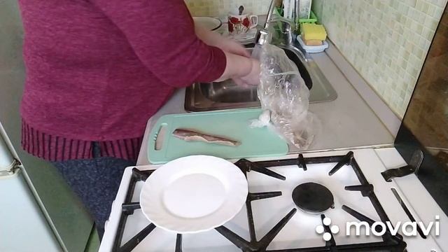 Сварила картошку в микроволновке. Купила капусту квашеную. Нарезала селёдку пальчики оближешь