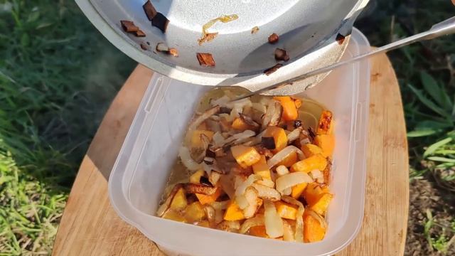 Приготовление сытной гречки на природе при помощи мангала