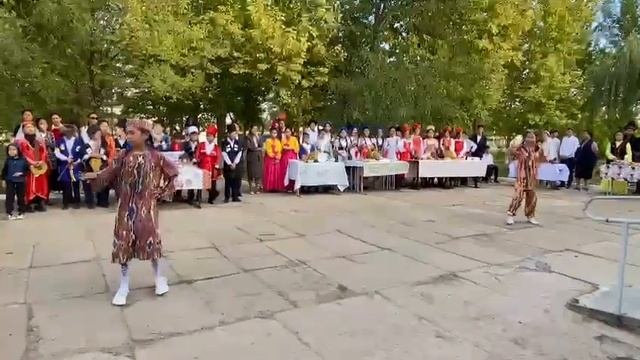 Өзбек биі