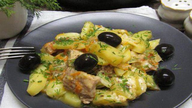 Тушеный картофель со свининой