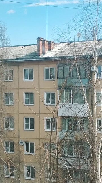 Видео по дырам на крыше соседнего дома Свердлова, 48. 05.05.2025г.