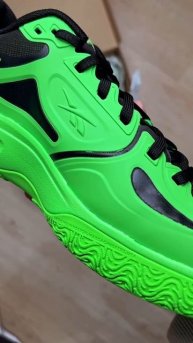 Спортивная модель Reebok Engine A
