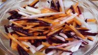 Салат с кольраби и кунжутом