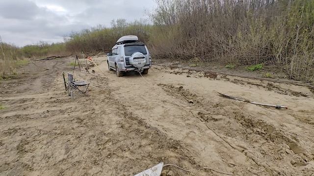 лопата  и внедорожник 3т , на песке  VID_20250504_143014