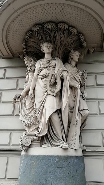 Три музы у фасада дворца Дмитрия Кантемира. Миллионная, 7.Прогулки по Петербургу!