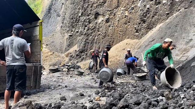 Строительство, у каждого шахтёра есть своя задача, добыча вулканического песка