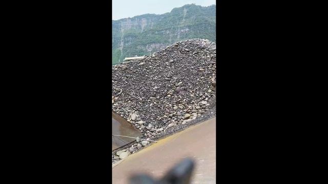 Строительство, разгрузка баржи со щебёнкой