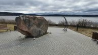 "Камень желаний" на набережной Ладожского озера в Сортавале.